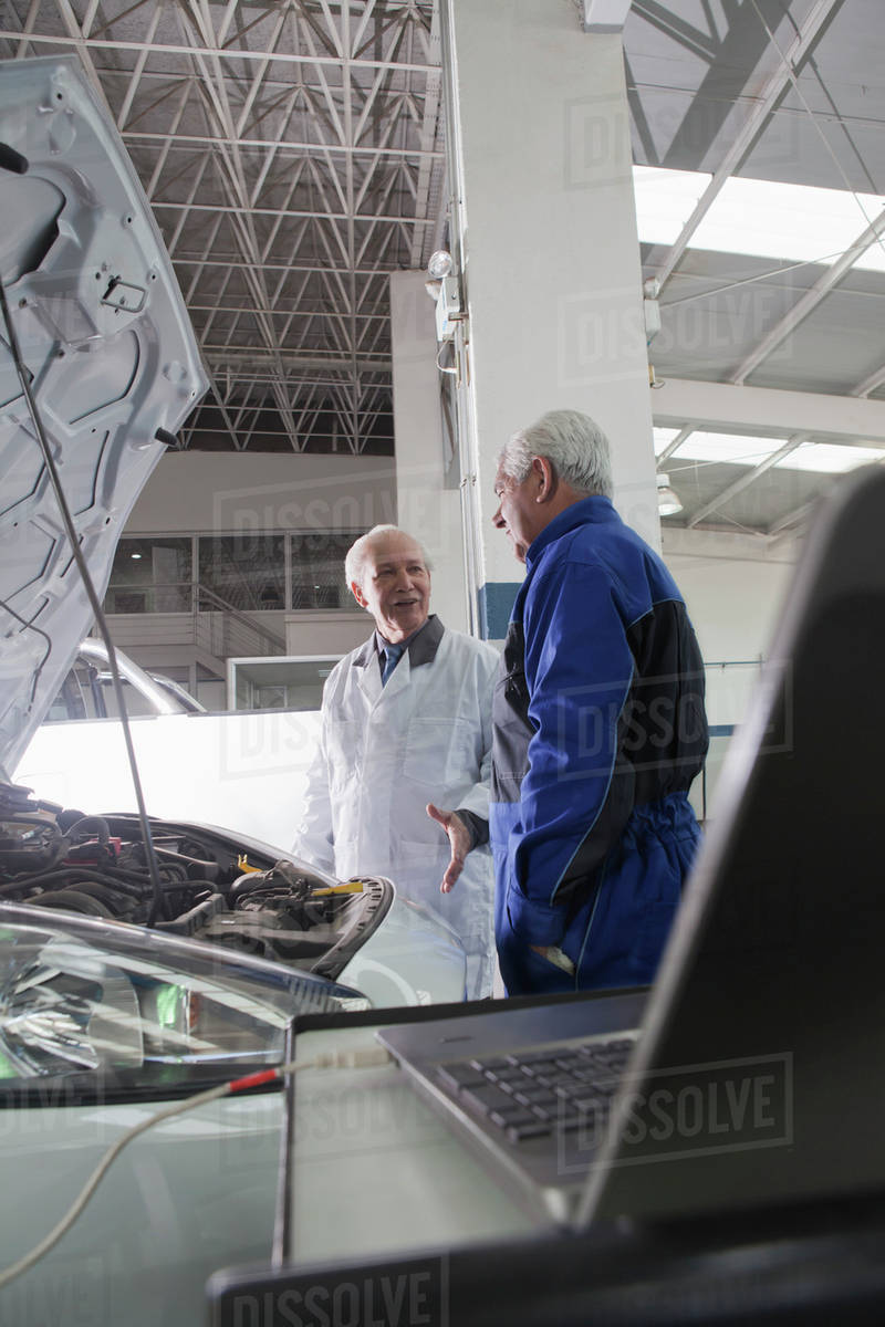 Reliable Hispanic Mechanics Your Local Experts - gco2hf7