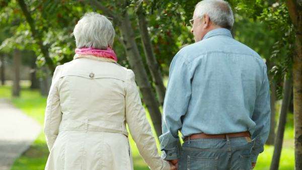 Close up Of An Elderly Couple Holding Hands And Walking Together - 600x338 - jpeg Elderly Holding Hands Walking