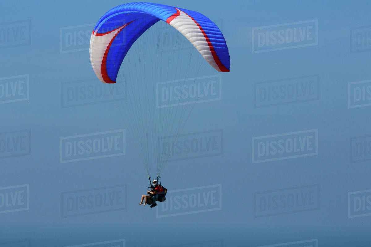 USA, California, San Diego. Hang gliders flying at Torrey Pines