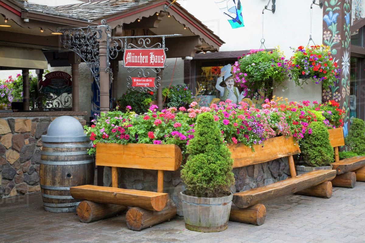 WA, Leavenworth, Bavarian style village, Munchen Haus restaurant, serves Bavarian grilled